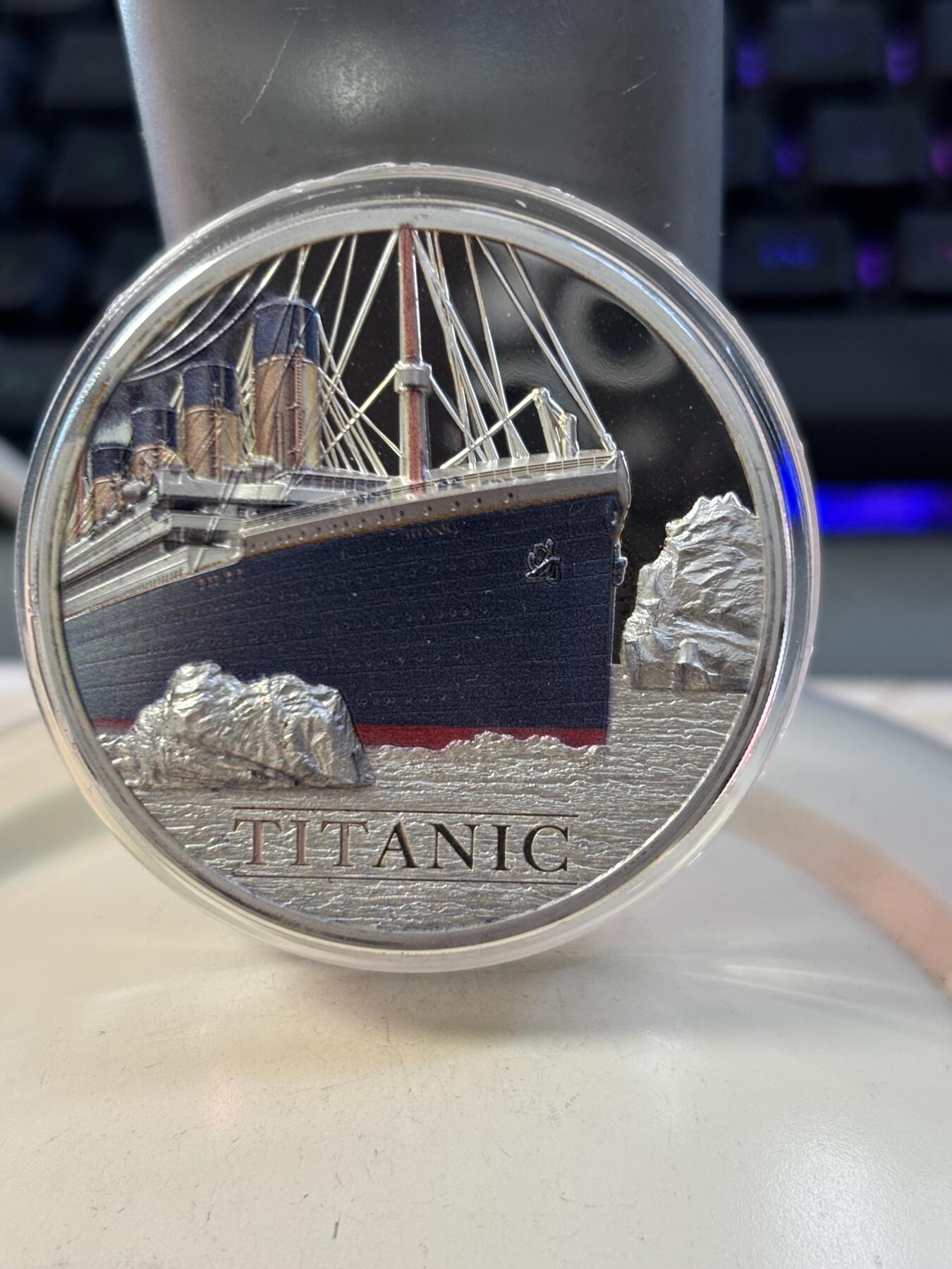 第188期拍卖 库克2022年泰坦尼克号110周年3盎司镶嵌煤块彩银币，999银，发行500枚