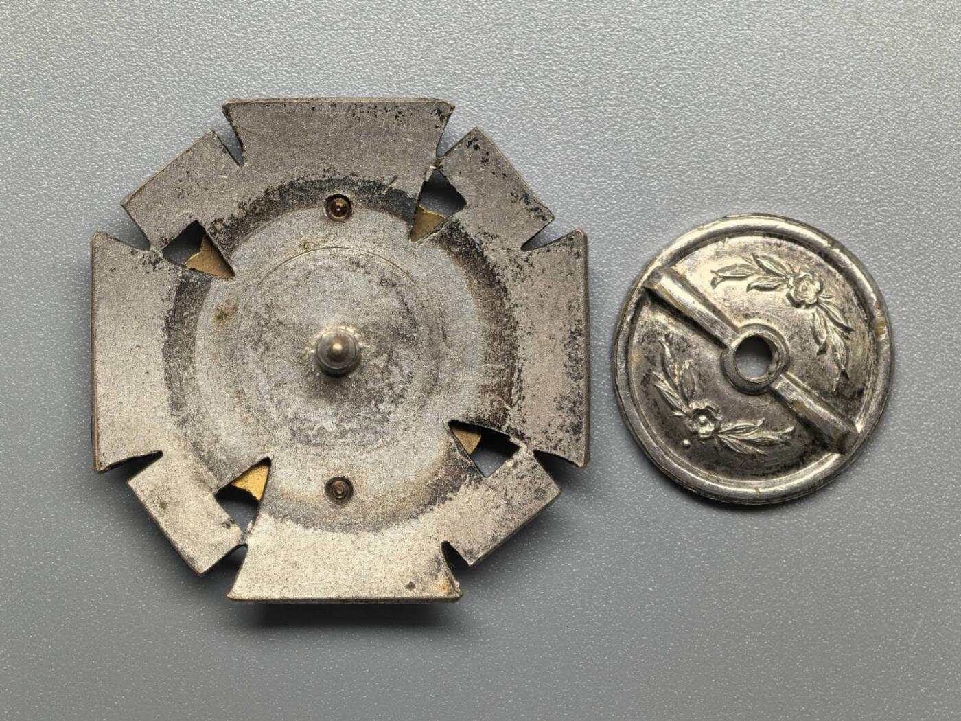 小驴勋章奖章收藏1月17日周六晚六点拍卖（珍爱和平，收藏战争，铭记历史，勿忘国耻，忠党爱国。有偿代拍，送拍规则在简介最后，参拍须阅读规则后再参拍，关系到运费包装发货时效真假辨别等关键信息，拍卖时不再发原图，看大图店主微信码在拍卖店铺介绍里） 芬兰1941-1943德芬北方前线战场十字，赠予德军士兵和SS，有佩戴痕迹，少见