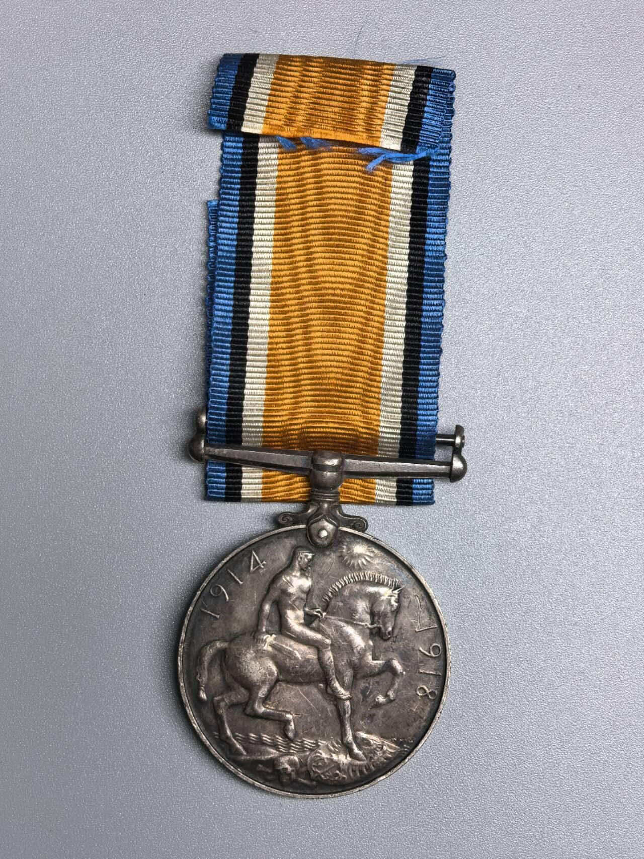 小驴勋章奖章收藏1月17日周六晚六点拍卖（珍爱和平，收藏战争，铭记历史，勿忘国耻，忠党爱国。有偿代拍，送拍规则在简介最后，参拍须阅读规则后再参拍，关系到运费包装发货时效真假辨别等关键信息，拍卖时不再发原图，看大图店主微信码在拍卖店铺介绍里） 英国一战纪念章，银质带边铭，边显示授予兰开斯特燧发枪团士兵。