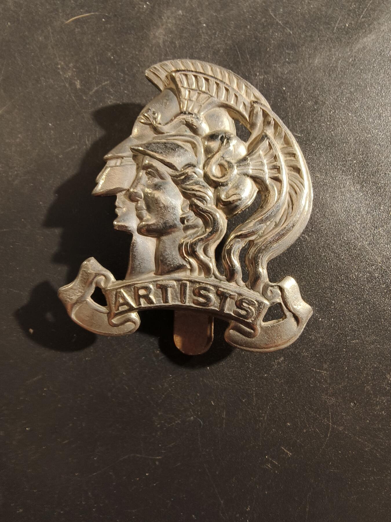 老王徽章第177期 英国陆军“艺术家步枪”团帽徽     该团成立于1859年，最初由画家、雕塑家、音乐家、建筑师和作家等艺术界人士组成      一战时期