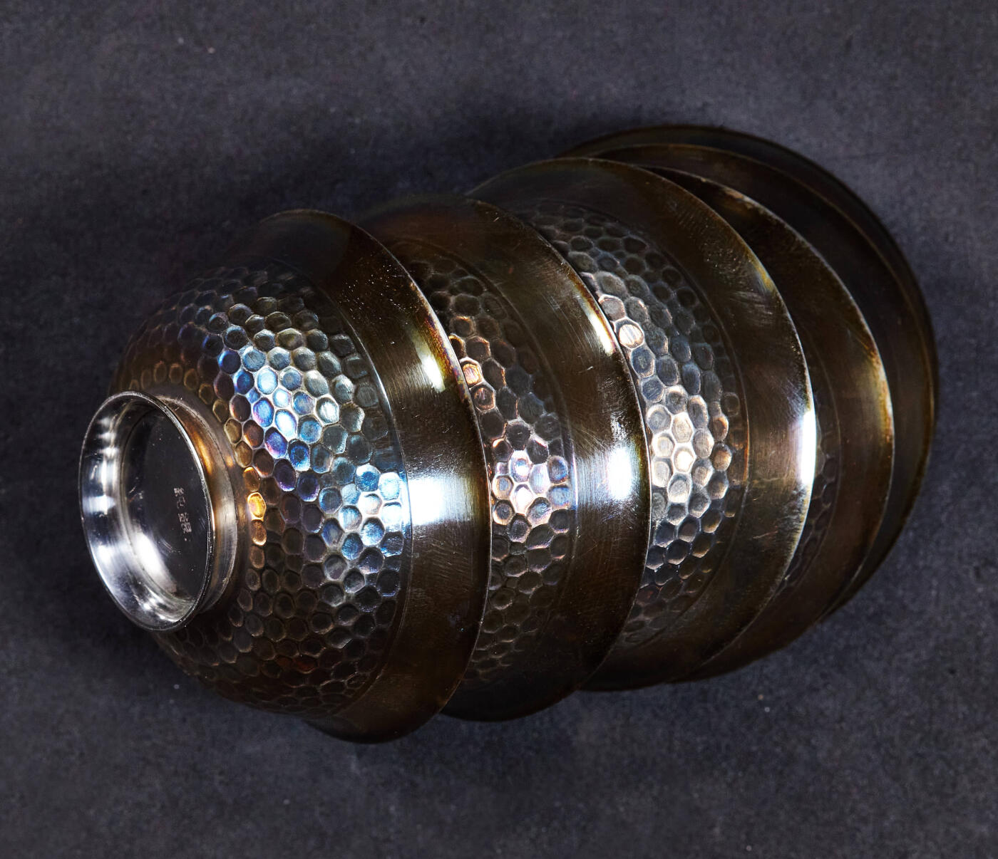 【俄甄集藏】“万象更新、马呈祥瑞”迎新春俄甄精品场-2026年(047)01-21 星期三 晚 19:30 全场包邮 日本大正时期内镀金纯手工捶打纯银古董酒杯6支一套，口径：52mm，高：21mm，总重量：126.47克，999银，五彩包浆