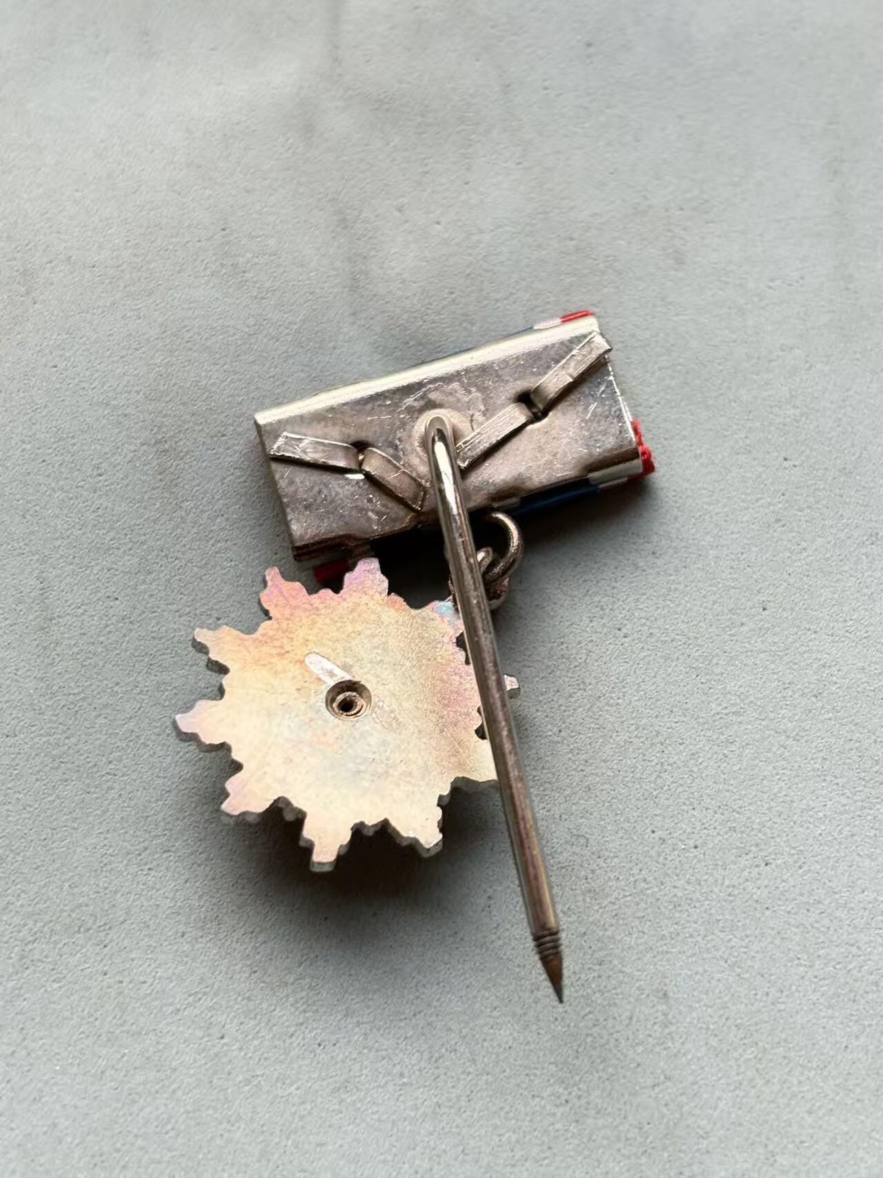 盛世勋华——号角文化勋章邮票专场拍卖第299期 南斯拉夫二级国旗勋章迷你 带挂针 少见 实发1433枚