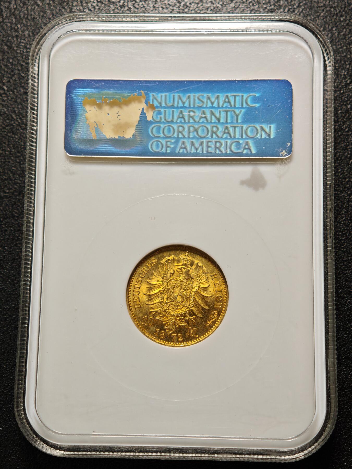 【德藏】世界币章拍卖第162期（拍品征集中~欢迎藏友联系） 1872年 德国普鲁士威廉一世A版10马克金币，德意志帝国首版流通金马克，重量：3.982克，含金量：90%，NGC MS65分 德国柏林铸币厂铸造，德国金本位时代的第一枚钱币，短翅金马克，具有很高的历史价值。NGC老白盒，早期低评