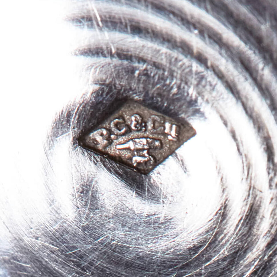 【俄甄集藏】“万象更新、马呈祥瑞”迎新春俄甄精品场-2026年(047)01-21 星期三 晚 19:30 全场包邮 比利时1831-1868年新古典主义风格古董银茶壶，高：210mm，总宽：225mm，壶身直径：120mm，重量：635克，800银