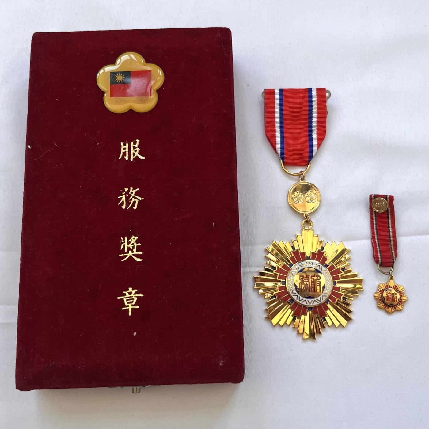 韵星假日拍卖第三十七期 -- Rimey Holidays Auction 37 二等服务奖章，带原盒略章