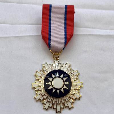 韵星假日拍卖第三十七期 -- Rimey Holidays Auction 37 - 【工艺品】青天白日勋章