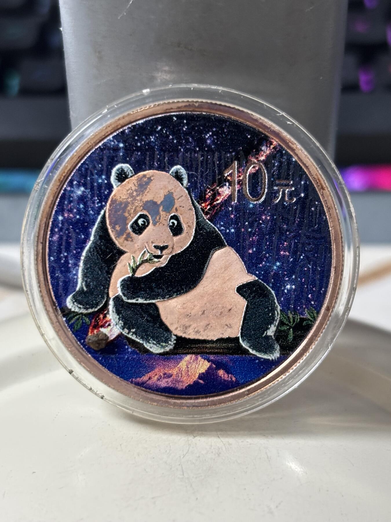 第188期拍卖 中国2015年熊猫镶嵌南丹陨石30克彩色纪念银币，999银，发行500枚