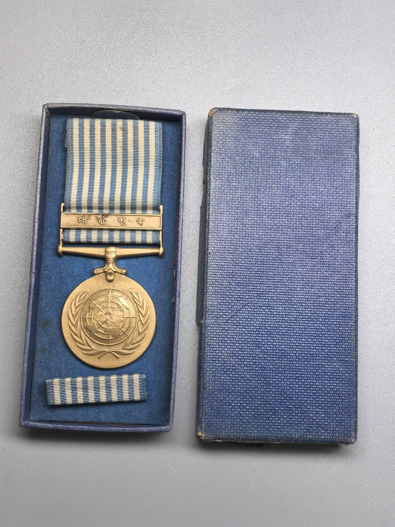 小驴勋章奖章收藏1月17日周六晚六点拍卖（珍爱和平，收藏战争，铭记历史，勿忘国耻，忠党爱国。有偿代拍，送拍规则在简介最后，参拍须阅读规则后再参拍，关系到运费包装发货时效真假辨别等关键信息，拍卖时不再发原图，看大图店主微信码在拍卖店铺介绍里）