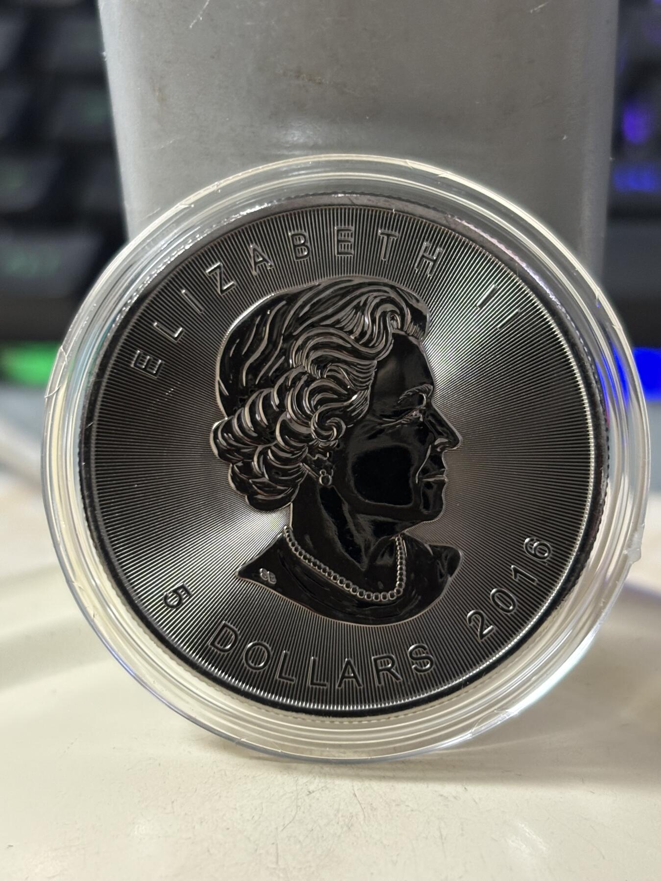 第188期拍卖 加拿大2017年枫叶在黑暗中发光不明飞行物1盎司纪念银币，9999银，发行500枚