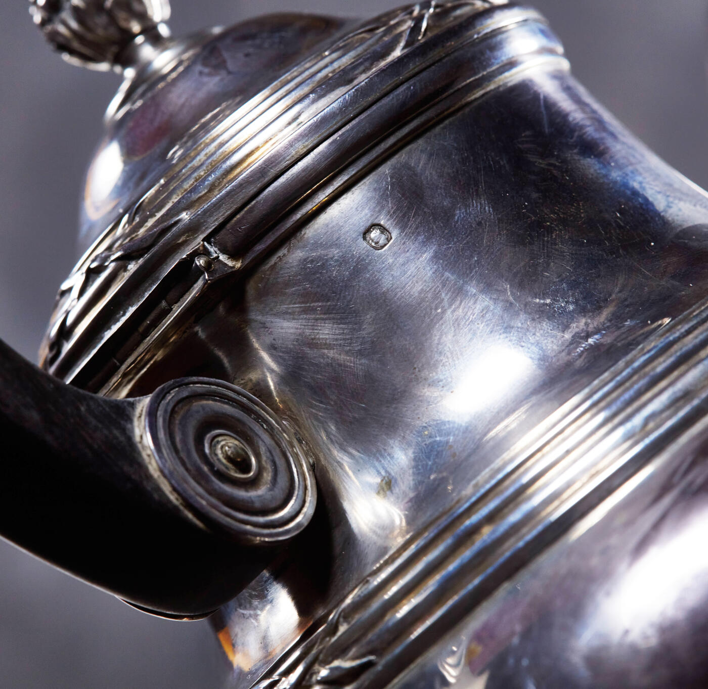 【俄甄集藏】“万象更新、马呈祥瑞”迎新春俄甄精品场-2026年(047)01-21 星期三 晚 19:30 全场包邮 比利时1831-1868年新古典主义风格古董银茶壶，高：210mm，总宽：225mm，壶身直径：120mm，重量：635克，800银