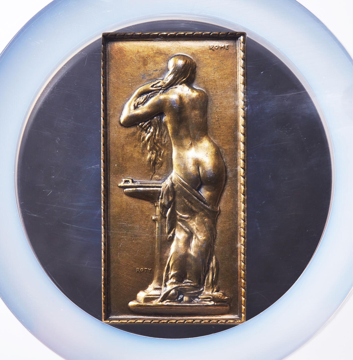 【俄甄集藏】“万象更新、马呈祥瑞”迎新春俄甄精品场-2026年(047)01-21 星期三 晚 19:30 全场包邮 法国1900年罗蒂名作“盥洗室”新艺术运动方形大铜章，NGC MS63，名誉品种，法兰西章牌之友协会第4号作品，丰饶角铭，尺寸：69mm×34mm，设计精美