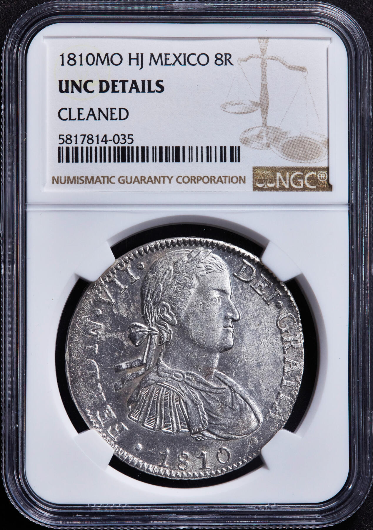 【俄甄集藏】“万象更新、马呈祥瑞”迎新春俄甄精品场-2026年(047)01-21 星期三 晚 19:30 全场包邮 西属墨西哥1810年流亡过渡时期费尔南多七世戎装像Mo HJ版8里亚尔双柱大银币，NGC UNCD，原光品相，细节犀利