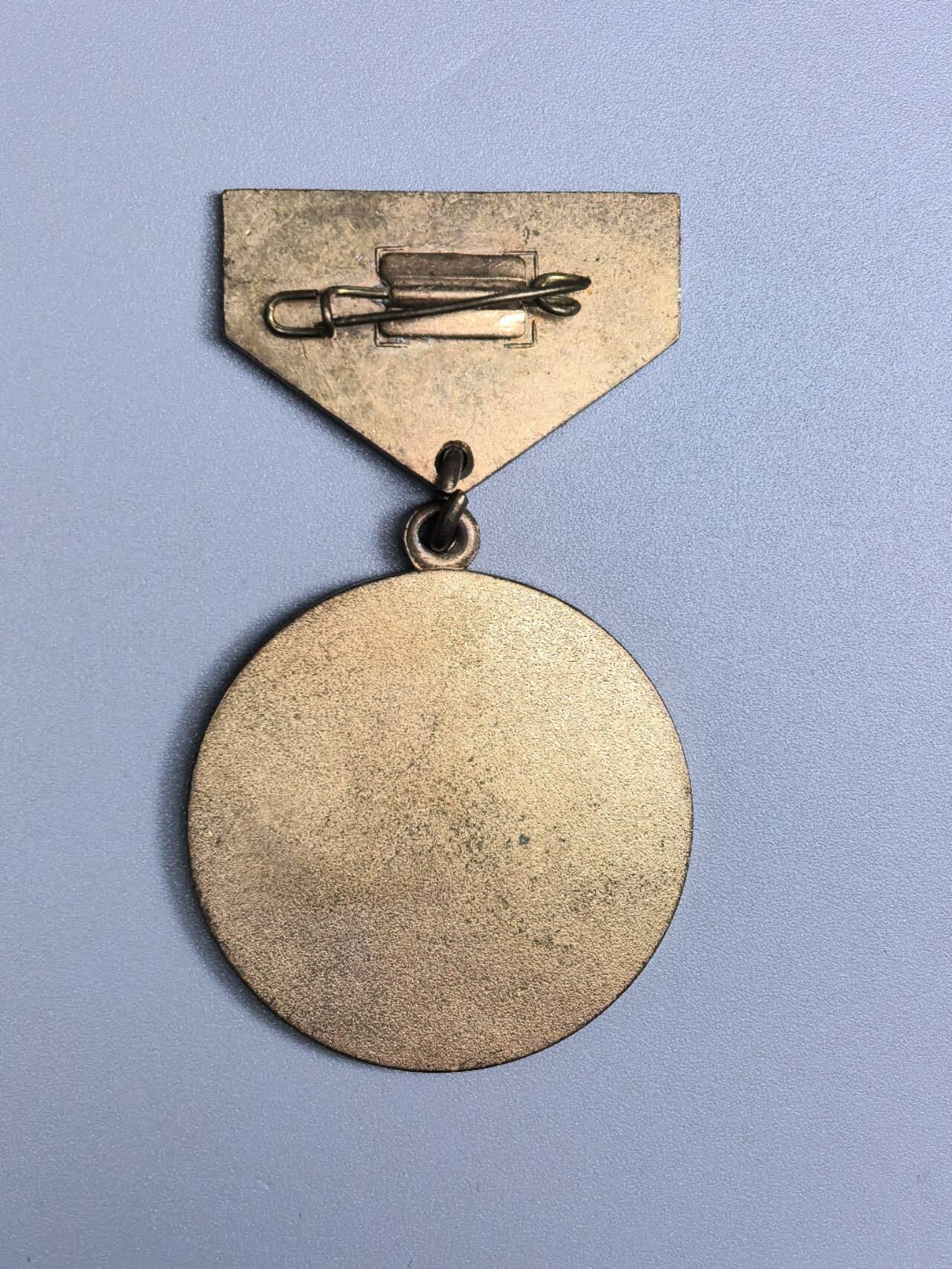 小驴勋章奖章收藏1月17日周六晚六点拍卖（珍爱和平，收藏战争，铭记历史，勿忘国耻，忠党爱国。有偿代拍，送拍规则在简介最后，参拍须阅读规则后再参拍，关系到运费包装发货时效真假辨别等关键信息，拍卖时不再发原图，看大图店主微信码在拍卖店铺介绍里）