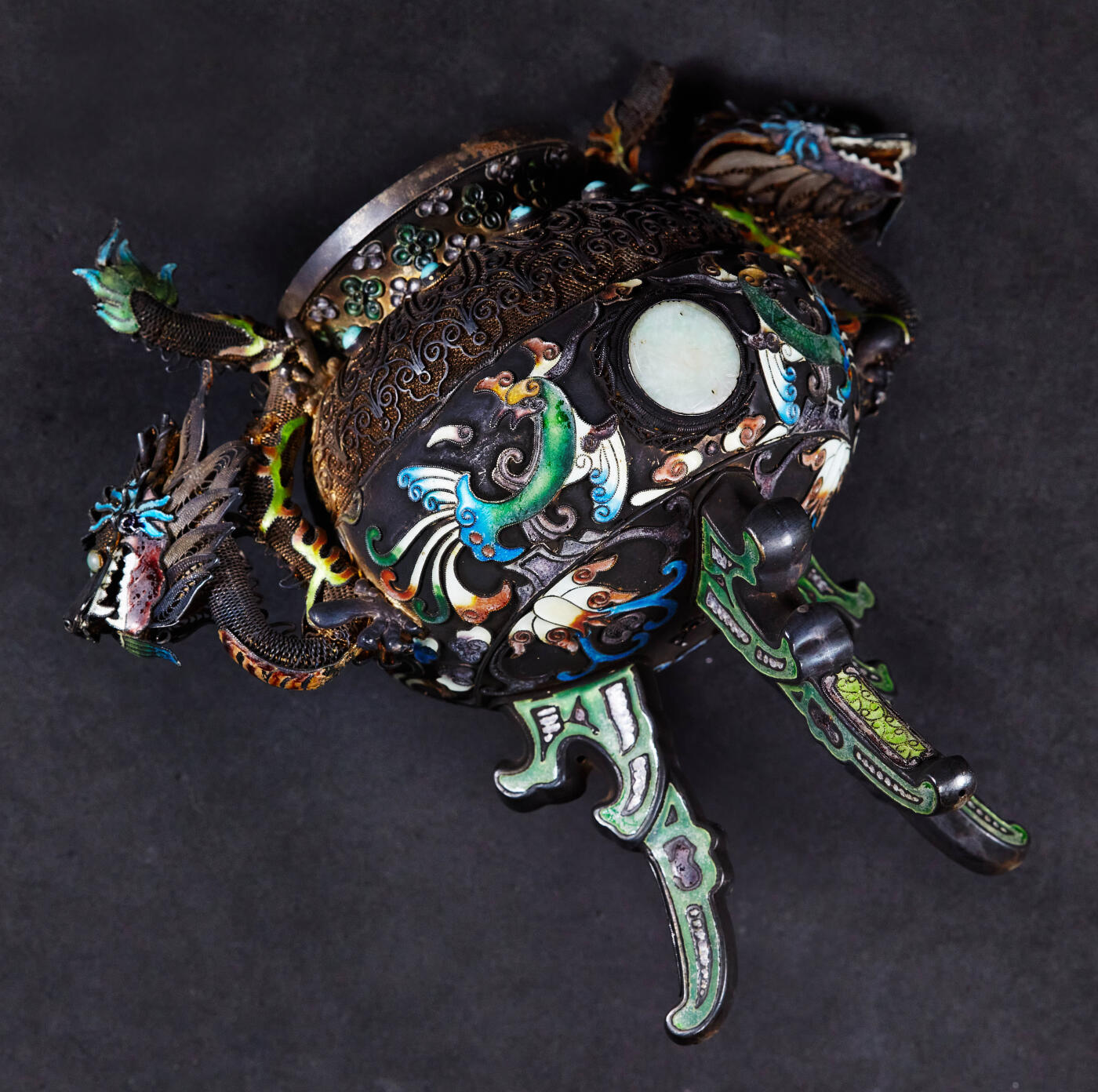 【俄甄集藏】“万象更新、马呈祥瑞”迎新春俄甄精品场-2026年(047)01-21 星期三 晚 19:30 全场包邮 中国1950-1970年代出口换汇时期掐丝珐琅纹龙复古工艺纯银双耳三足茶叶罐，工艺精湛，造型精美，高：165mm，宽：160mm，口径：50mm，重：280.8克，龙尾处有损坏，见图