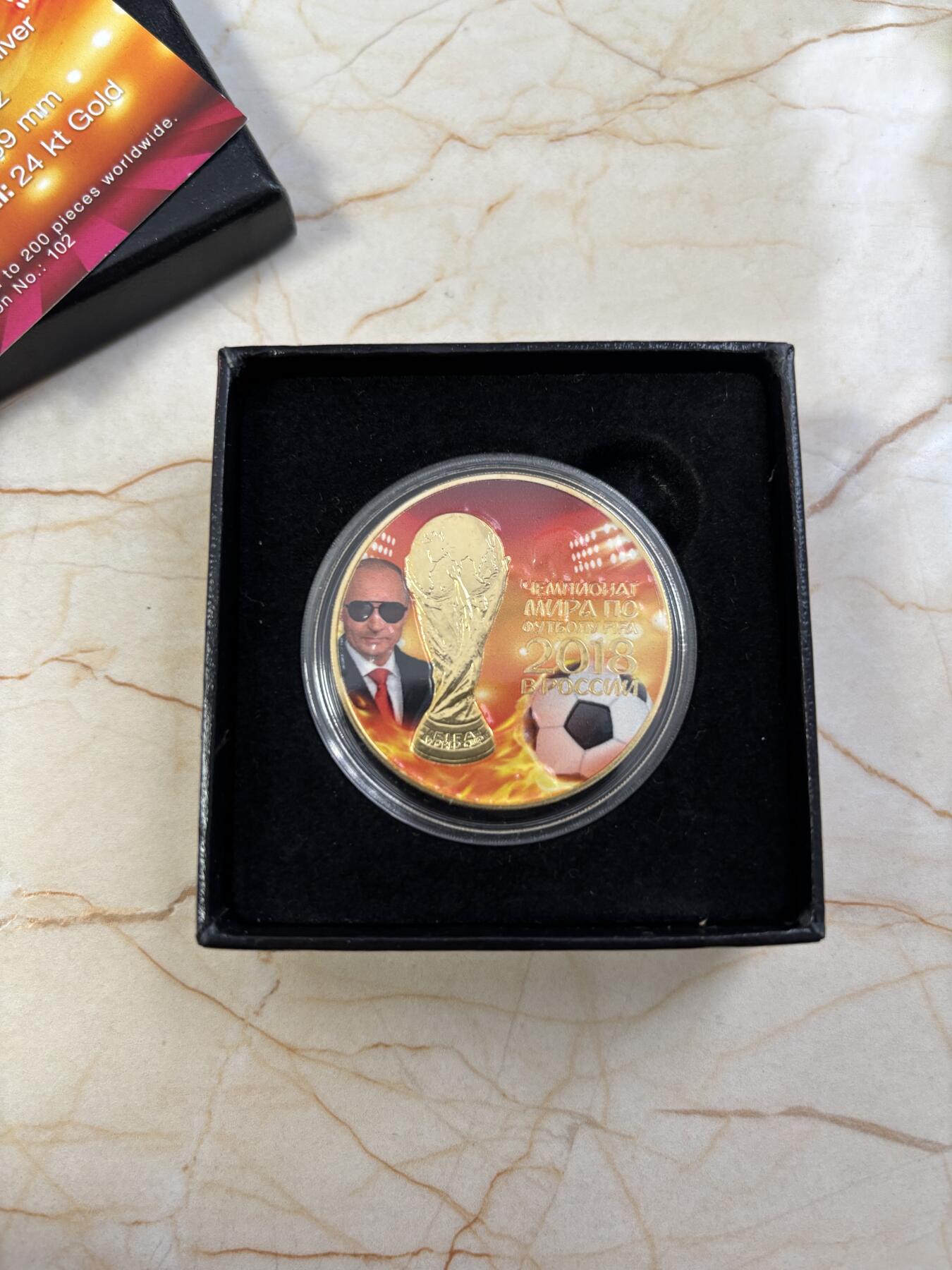 第188期拍卖 俄罗斯2018世界杯大力神杯和普京1盎司镀金银币，925银镀金，发行200枚，有起泡