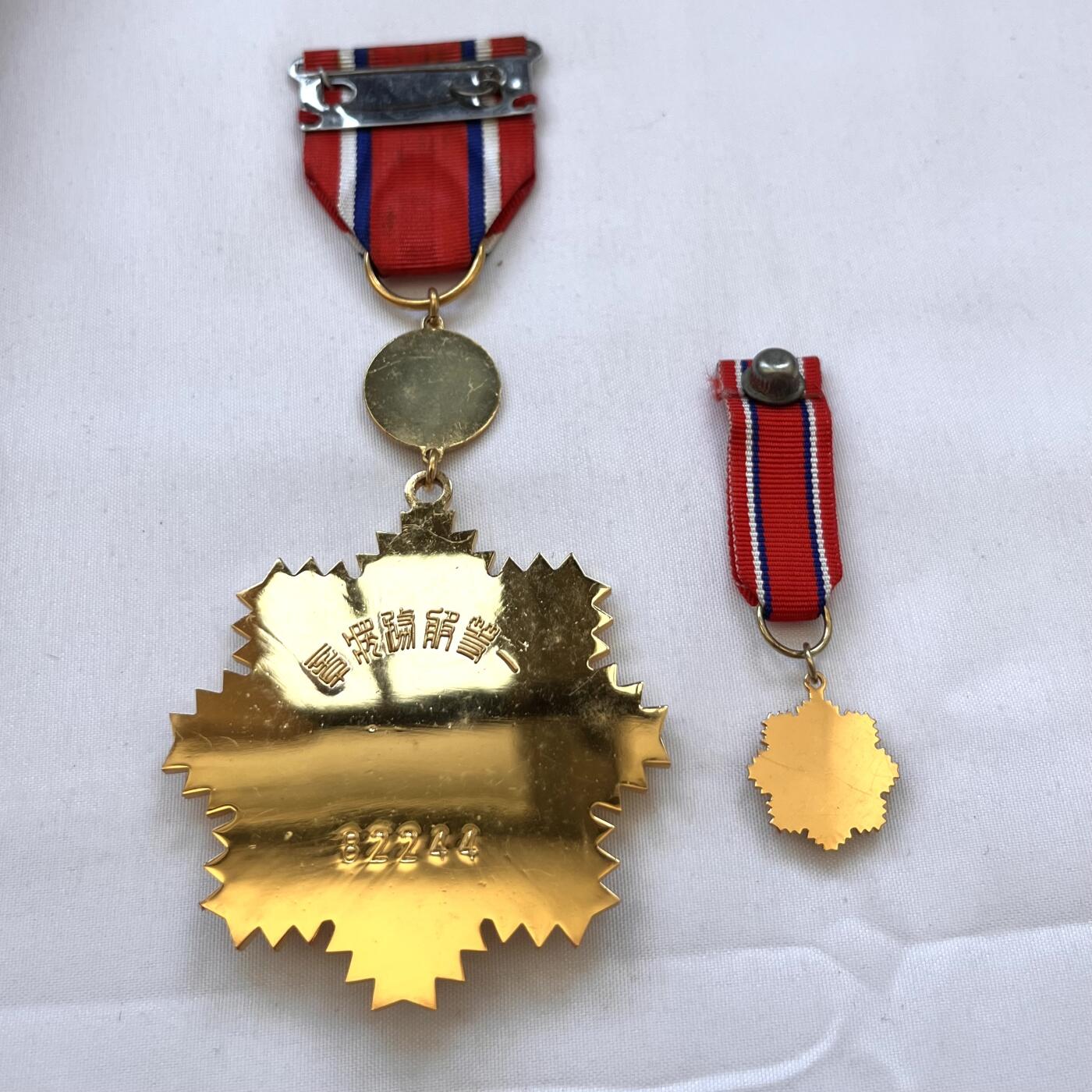 韵星假日拍卖第三十七期 -- Rimey Holidays Auction 37 一等服务奖章，带原盒略章