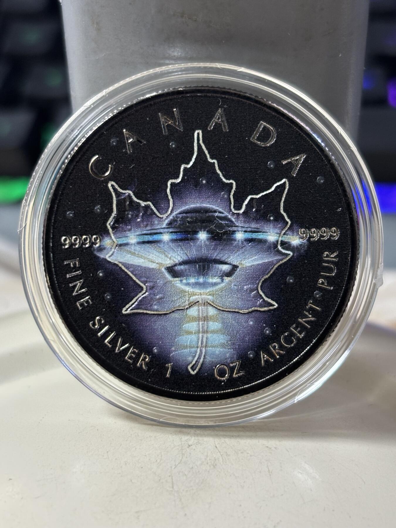 第188期拍卖 加拿大2017年枫叶在黑暗中发光不明飞行物1盎司纪念银币，9999银，发行500枚