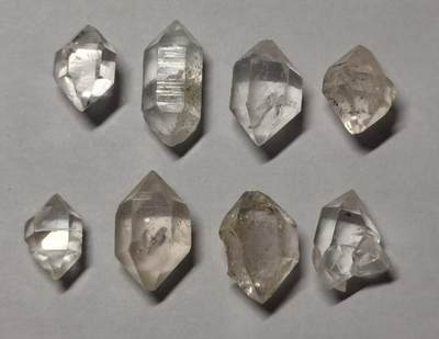 七河·世界币章小拍（总第34期） - 藏家出品 X686（13）云贵闪灵水晶原石一组 8 件