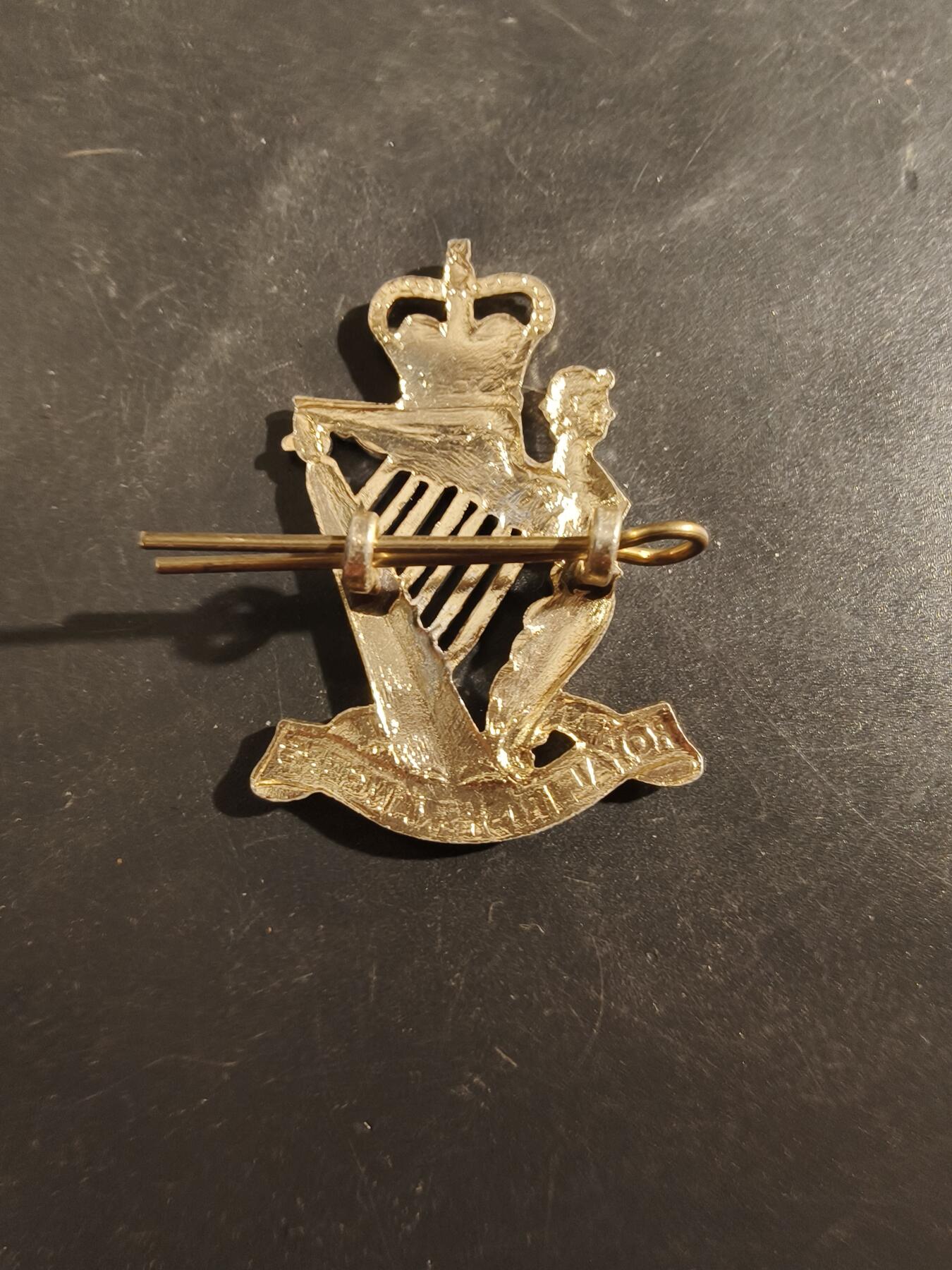 老王徽章第177期 英国皇家爱尔兰游骑兵团帽徽    女王时期