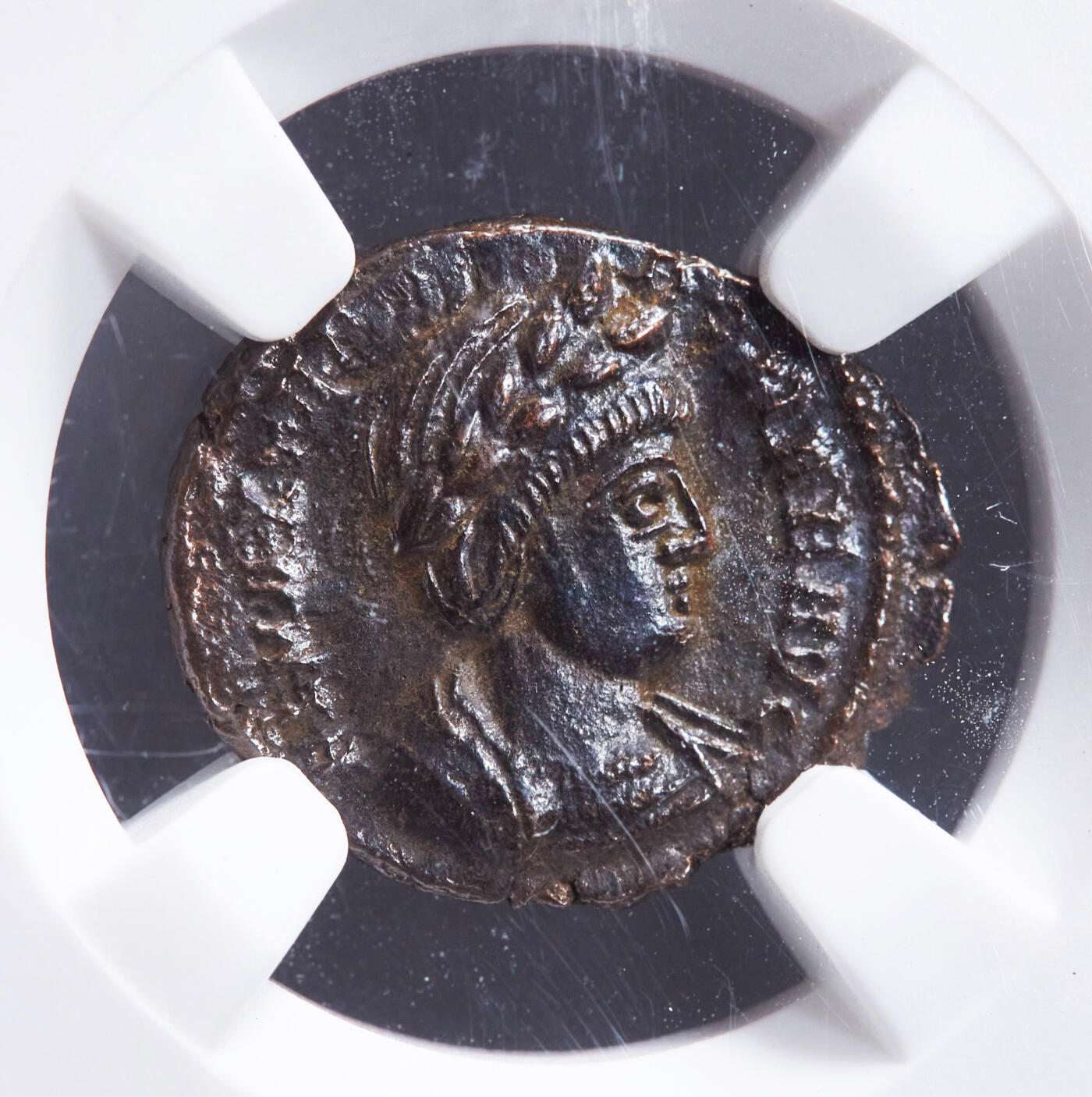 【俄甄集藏】“万象更新、马呈祥瑞”迎新春俄甄精品场-2026年(047)01-21 星期三 晚 19:30 全场包邮 古罗马帝国公元337-340年君士坦提乌斯一世妻子狄奥多拉皇后1富利铜币，NGC AU，特里尔造币厂第1造币作坊打制，正面狄奥多拉戴桂冠面右像，背面虔诚女神抱婴，直径：16mm，稀少品种