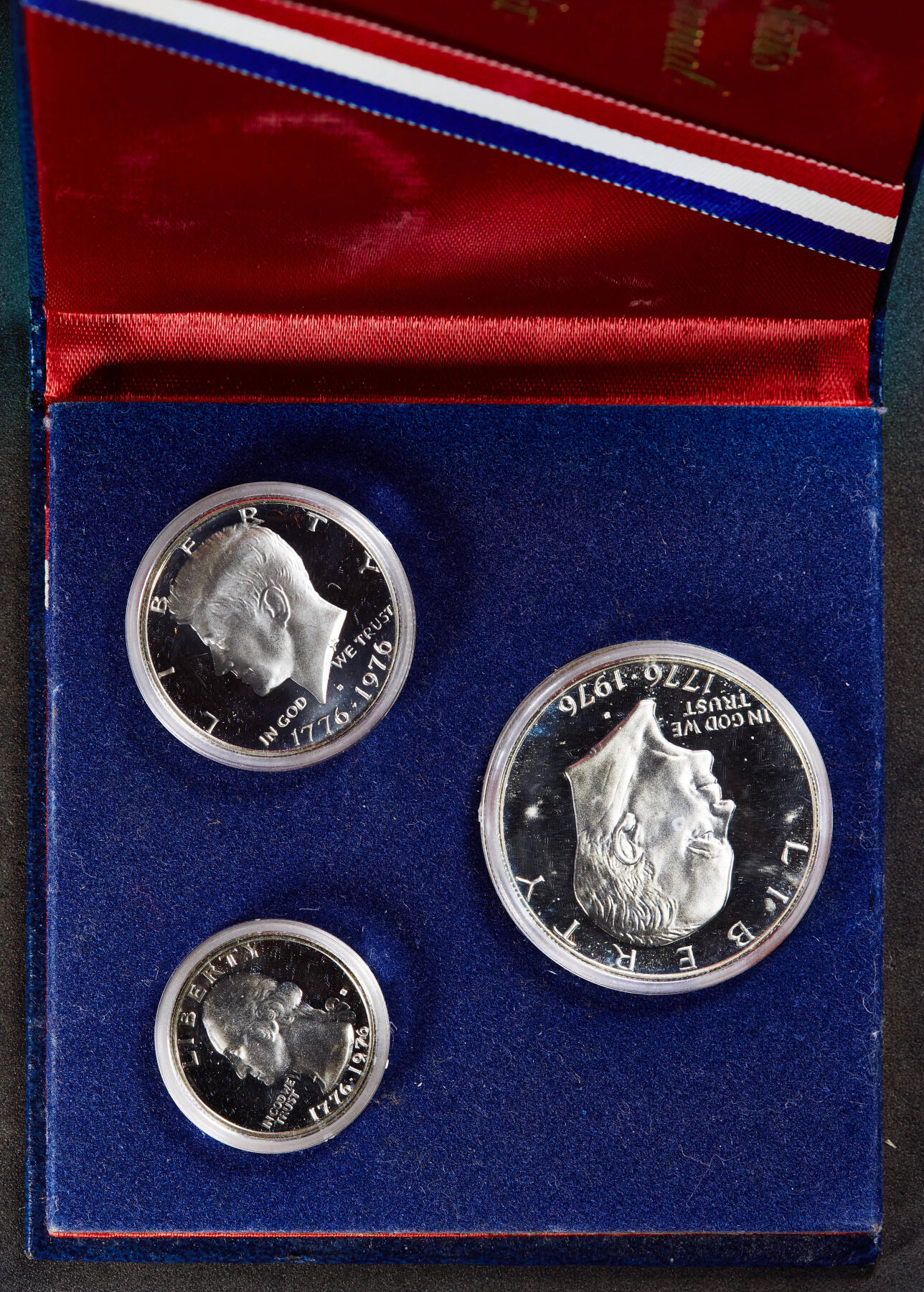 【俄甄集藏】“万象更新、马呈祥瑞”迎新春俄甄精品场-2026年(047)01-21 星期三 晚 19:30 全场包邮 美国1976年纪念建国百年25分、半元、1元精制银币3枚一套，原盒证，3枚总重41.84克，400银，含纯银16.736克，币面有氧化