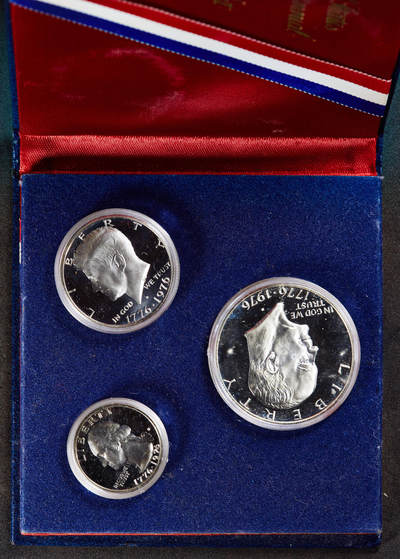 【俄甄集藏】“万象更新、马呈祥瑞”迎新春俄甄精品场-2026年(047)01-21 星期三 晚 19:30 全场包邮 - 美国1976年纪念建国百年25分、半元、1元精制银币3枚一套，原盒证，3枚总重41.84克，400银，含纯银16.736克，币面有氧化