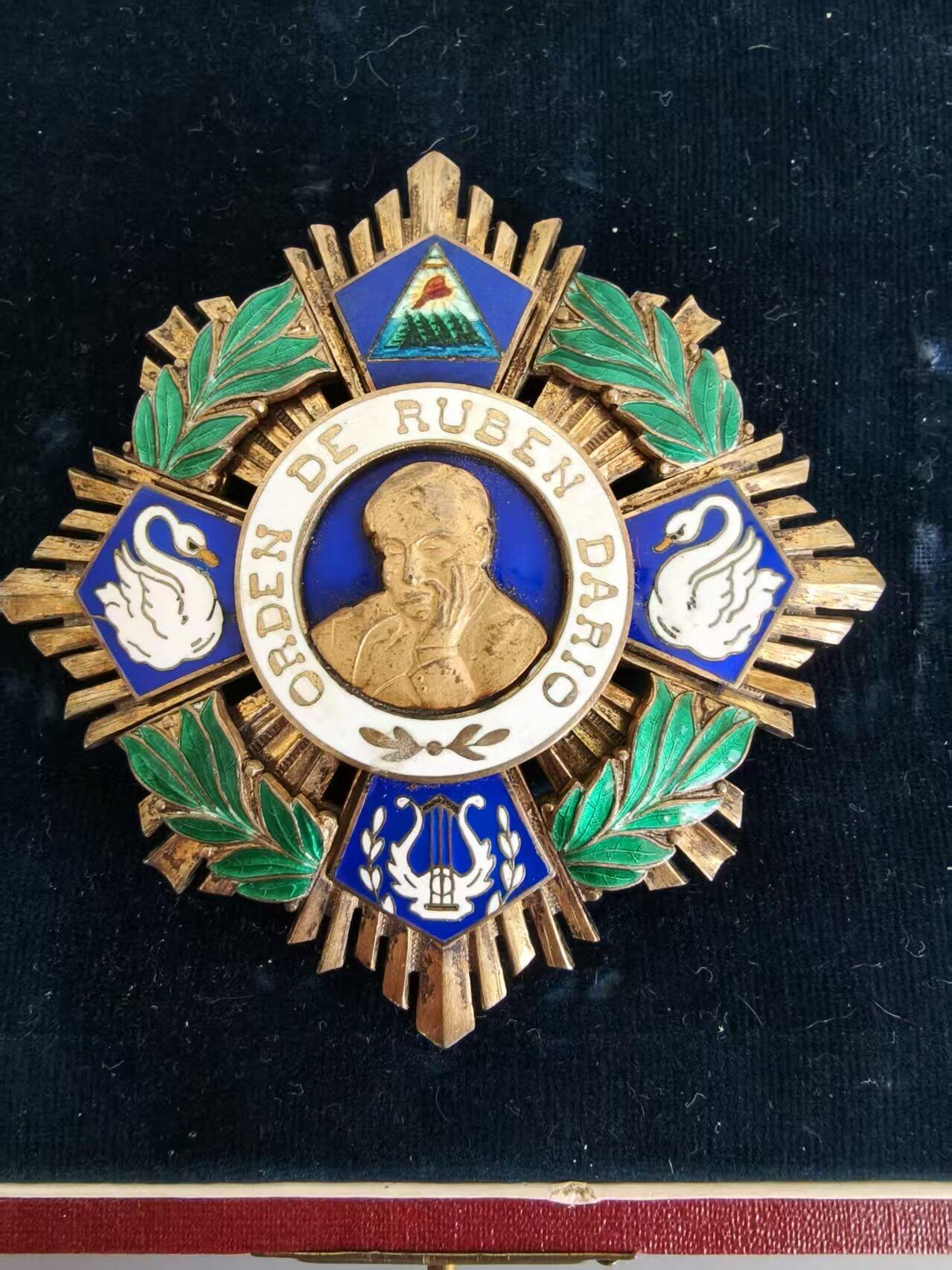 盛世勋华——号角文化勋章邮票专场拍卖第299期 尼加拉瓜大十字级鲁本·达里奥勋章 带原盒 银制 少见 第一版 古巴 Vilardebo y Riera, Habana生产 珠宝商定制版本少见。Vilardebo y Riera是古巴知名的珠宝与勋章制作工坊，以高品质的珠宝制作著称，同时为古巴、西班牙、海地等国制作勋章与官方饰品，1960年因古巴革命停业。