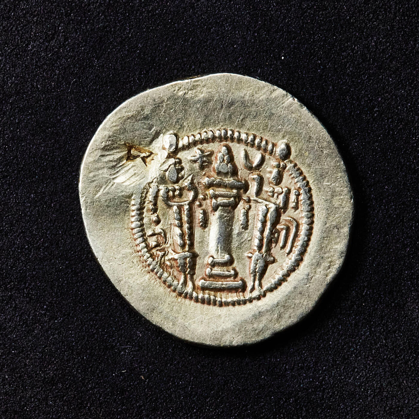 【俄甄集藏】“万象更新、马呈祥瑞”迎新春俄甄精品场-2026年(047)01-21 星期三 晚 19:30 全场包邮 波斯萨珊王朝公元484年俾路斯一世1第纳尔赎金版金币，随军造币厂打制，正面俾路斯戴新月上球髻翅冠面右像，肩部飘带（俾路斯被嚈哒人俘虏后发行的赎金版式），背面祭火坛与两祭祀，火焰两侧有星月徽记，后期战争失利经济实力下滑俾路斯金币含金量也有所下降，左上有验金戳记，稀有美品，重：3.64克