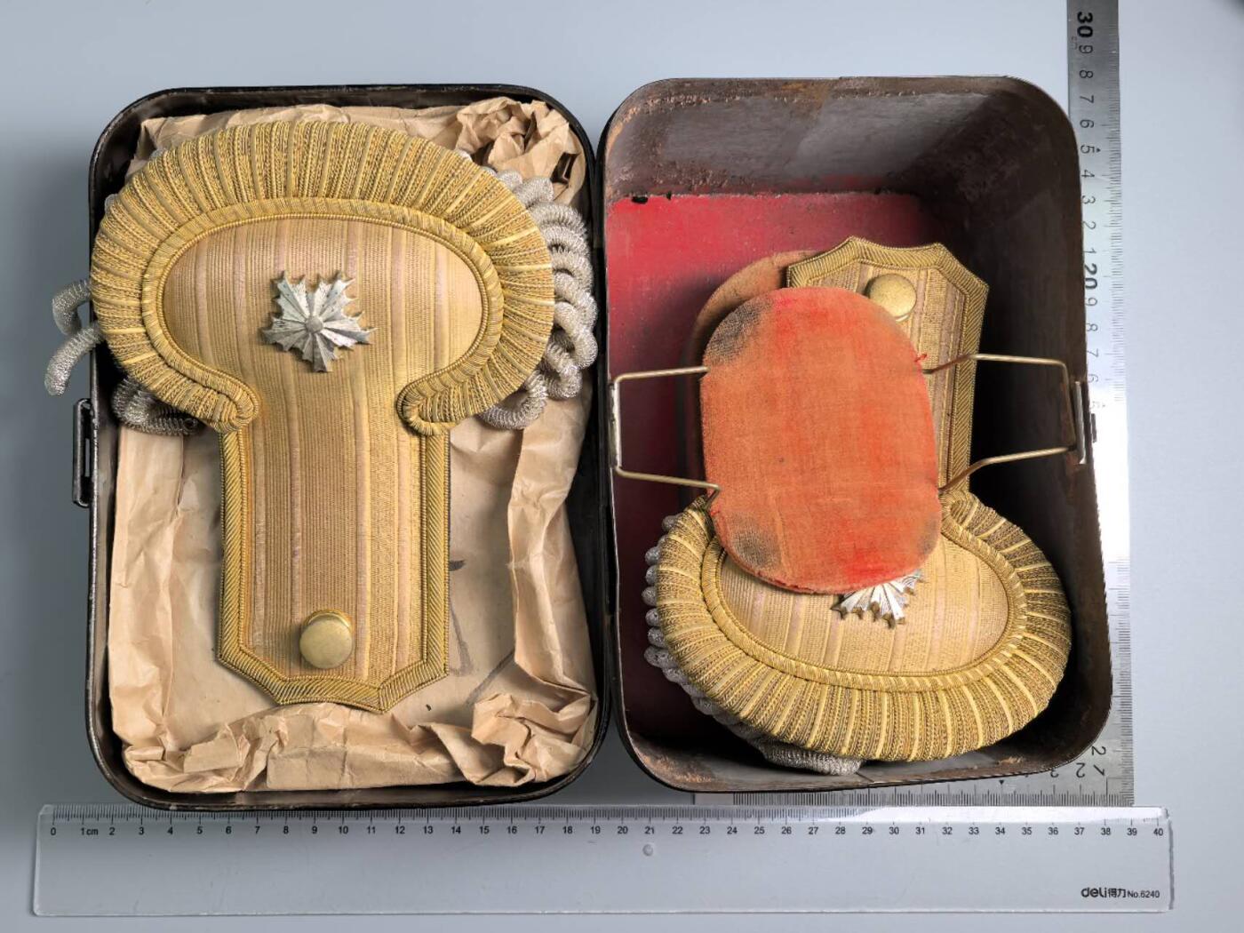 小驴勋章奖章收藏1月17日周六晚六点拍卖（珍爱和平，收藏战争，铭记历史，勿忘国耻，忠党爱国。有偿代拍，送拍规则在简介最后，参拍须阅读规则后再参拍，关系到运费包装发货时效真假辨别等关键信息，拍卖时不再发原图，看大图店主微信码在拍卖店铺介绍里） 明治大礼服大肩章一对带原铁皮盒，金属刺绣（运输途中可能会脱落，介意勿拍）