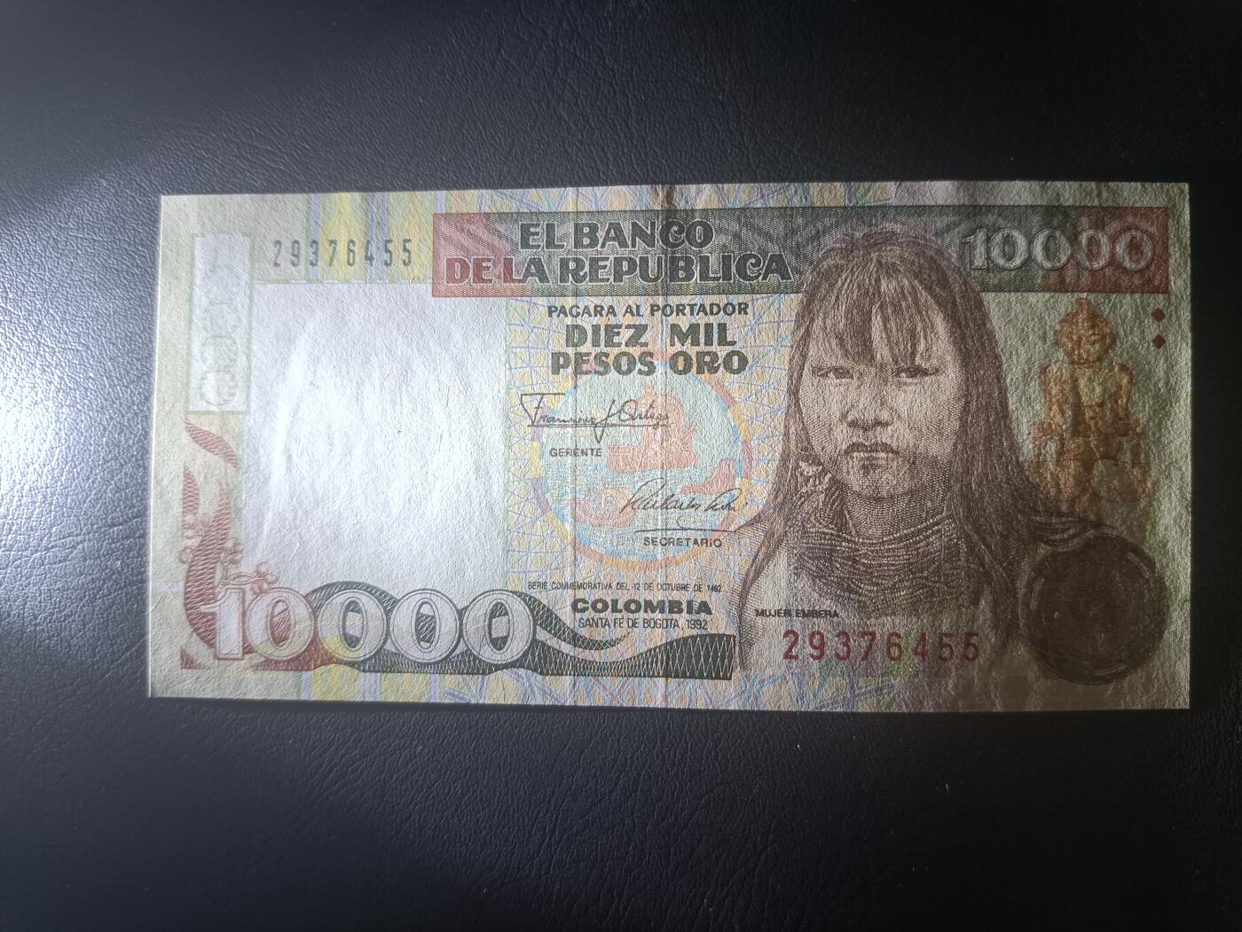 2026一月第三期，总213期 哥伦比亚1992年10000比索UNC-，民族服饰小女孩和被热带鸟类环绕的地球，少见高面值品种