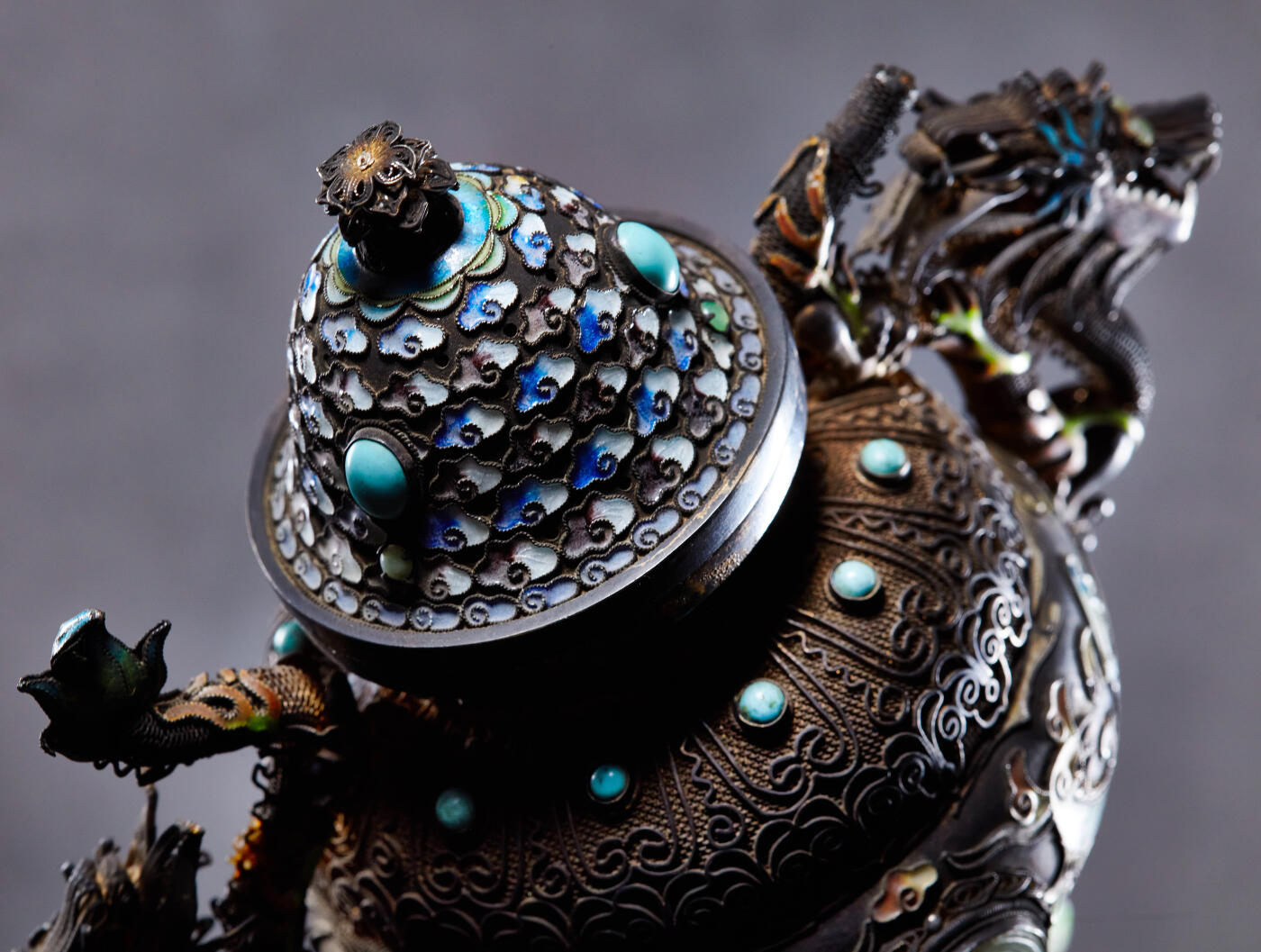 【俄甄集藏】“万象更新、马呈祥瑞”迎新春俄甄精品场-2026年(047)01-21 星期三 晚 19:30 全场包邮 中国1950-1970年代出口换汇时期掐丝珐琅纹龙复古工艺纯银双耳三足茶叶罐，工艺精湛，造型精美，高：165mm，宽：160mm，口径：50mm，重：280.8克，龙尾处有损坏，见图