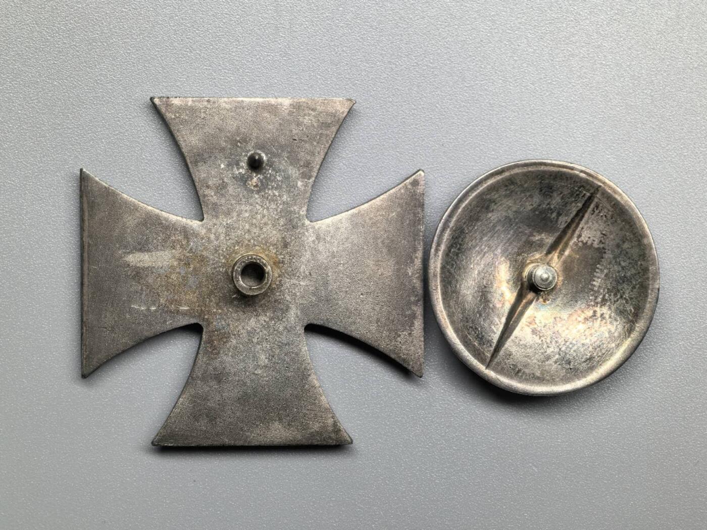 小驴勋章奖章收藏1月17日周六晚六点拍卖（珍爱和平，收藏战争，铭记历史，勿忘国耻，忠党爱国。有偿代拍，送拍规则在简介最后，参拍须阅读规则后再参拍，关系到运费包装发货时效真假辨别等关键信息，拍卖时不再发原图，看大图店主微信码在拍卖店铺介绍里） WWII19厂得三EKI转盘背版，铁质核心黑漆，由E. Ferdinand Wiedmann厂制作，罕见，此枚比书中实例漆面保存还好，此枚我多年前6千售出