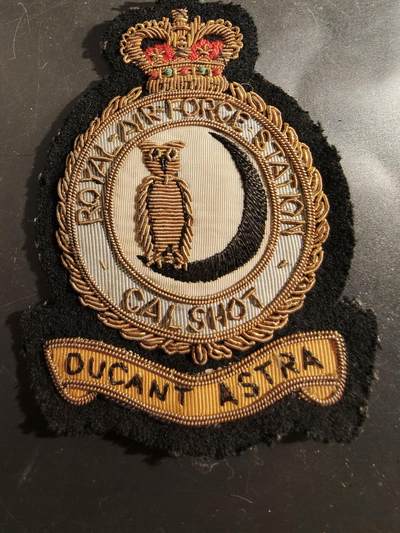 老王徽章第177期 - 英国皇家空军卡尔肖特站大檐帽帽徽   伊丽莎白二世时期    金属丝刺绣版