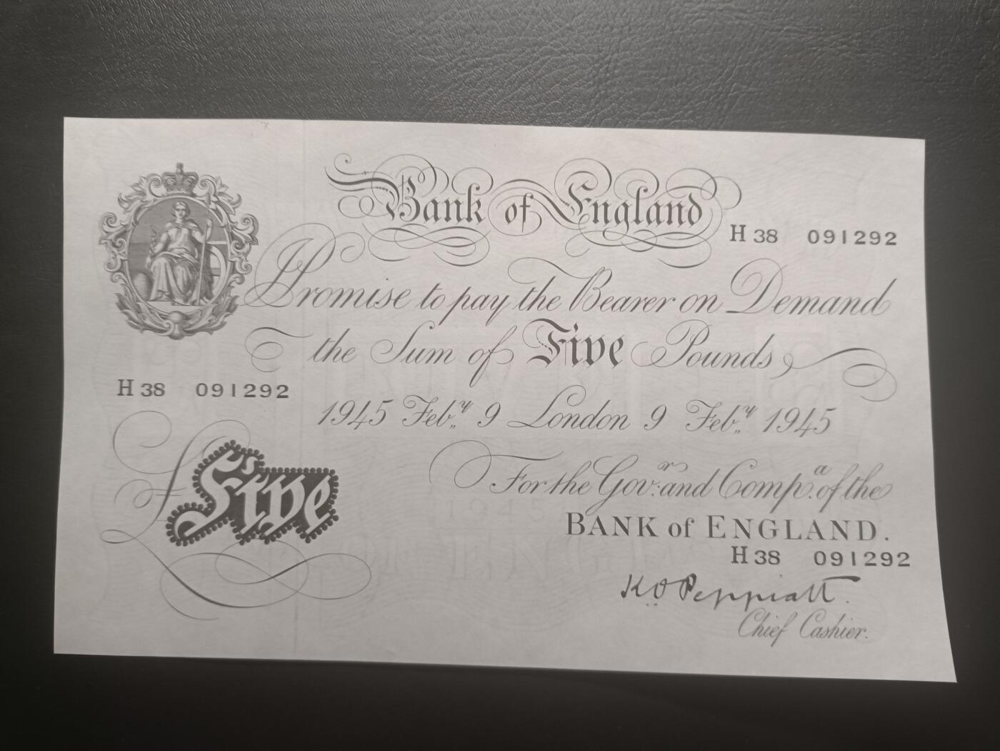 2026一月第三期，总213期 英格兰1945年5镑UNC-无47，作为知名度极高且经典的“白色英镑”，是当年财富的象征，虽然设计简洁但水印和油墨的防伪细致，是不可错过的经典英镑品种