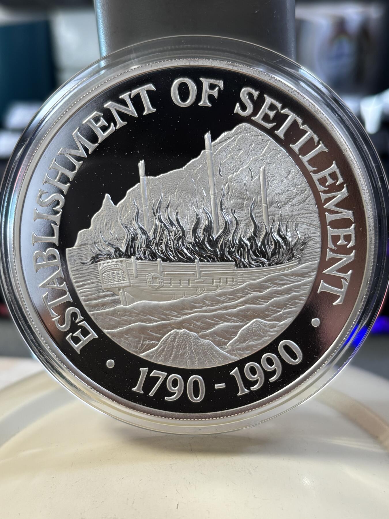 第188期拍卖 皮特凯恩群岛1990年火烧船5盎司精制纪念银币，999银，发行2500枚