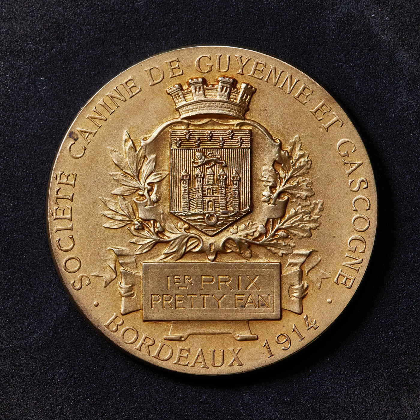 【俄甄集藏】“万象更新、马呈祥瑞”迎新春俄甄精品场-2026年(047)01-21 星期三 晚 19:30 全场包邮 法国1914年吉耶讷-加斯科涅犬类协会镀金大银章，原盒，直径：45mm，克重：45.42克，金水足，设计精美，丰饶角铭