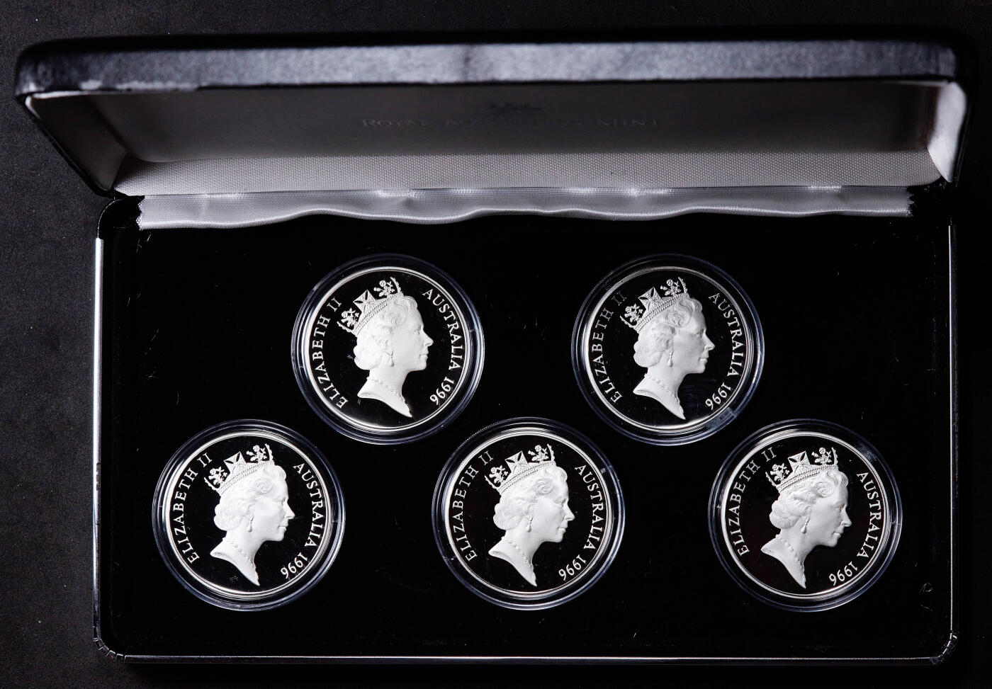 【俄甄集藏】“万象更新、马呈祥瑞”迎新春俄甄精品场-2026年(047)01-21 星期三 晚 19:30 全场包邮 澳大利亚1996年文化与传统系列5元精制大银币5枚套装，原盒证，澳大利亚皇家造币厂出品，马背上的萨克逊、原住民面具、作家亨利·劳森、画家汤姆·罗伯茨、赛马，单枚重35.79克，925银，含纯银共165.53克，外盒有损伤，No.1