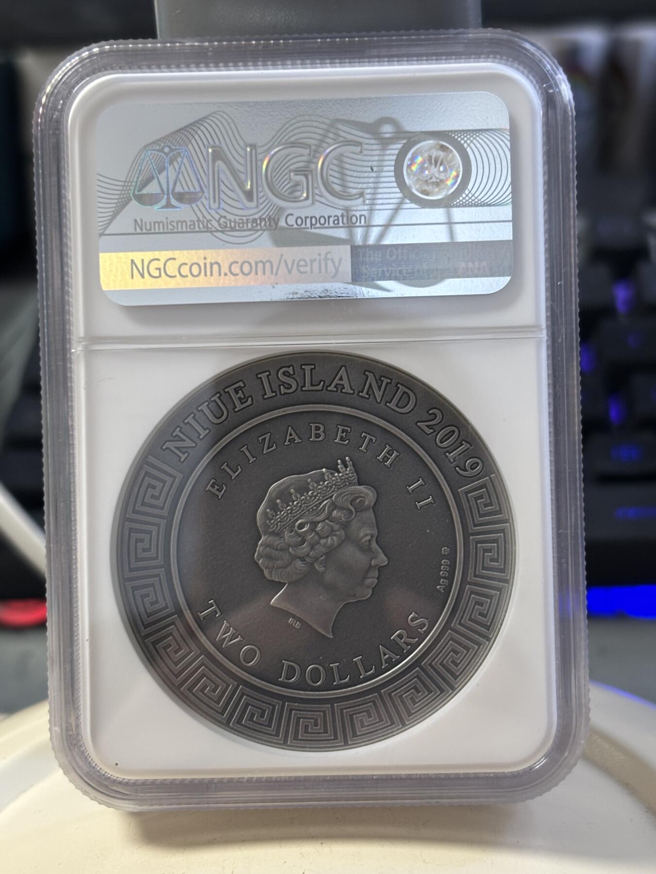 第188期拍卖 纽埃2019年希腊众神3火神赫准斯托斯高浮雕纪念银币NGC-MS70首无原盒证书，999银，2盎司，发行量500枚，