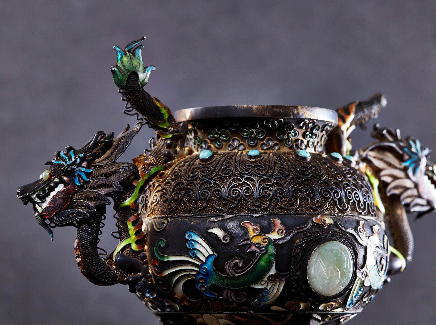 【俄甄集藏】“万象更新、马呈祥瑞”迎新春俄甄精品场-2026年(047)01-21 星期三 晚 19:30 全场包邮 中国1950-1970年代出口换汇时期掐丝珐琅纹龙复古工艺纯银双耳三足茶叶罐，工艺精湛，造型精美，高：165mm，宽：160mm，口径：50mm，重：280.8克，龙尾处有损坏，见图