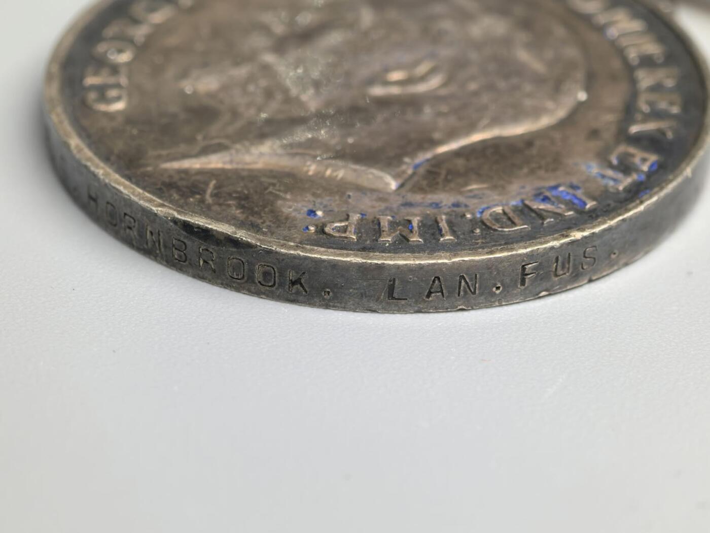 小驴勋章奖章收藏1月17日周六晚六点拍卖（珍爱和平，收藏战争，铭记历史，勿忘国耻，忠党爱国。有偿代拍，送拍规则在简介最后，参拍须阅读规则后再参拍，关系到运费包装发货时效真假辨别等关键信息，拍卖时不再发原图，看大图店主微信码在拍卖店铺介绍里） 英国一战纪念章，银质带边铭，边显示授予兰开斯特燧发枪团士兵。