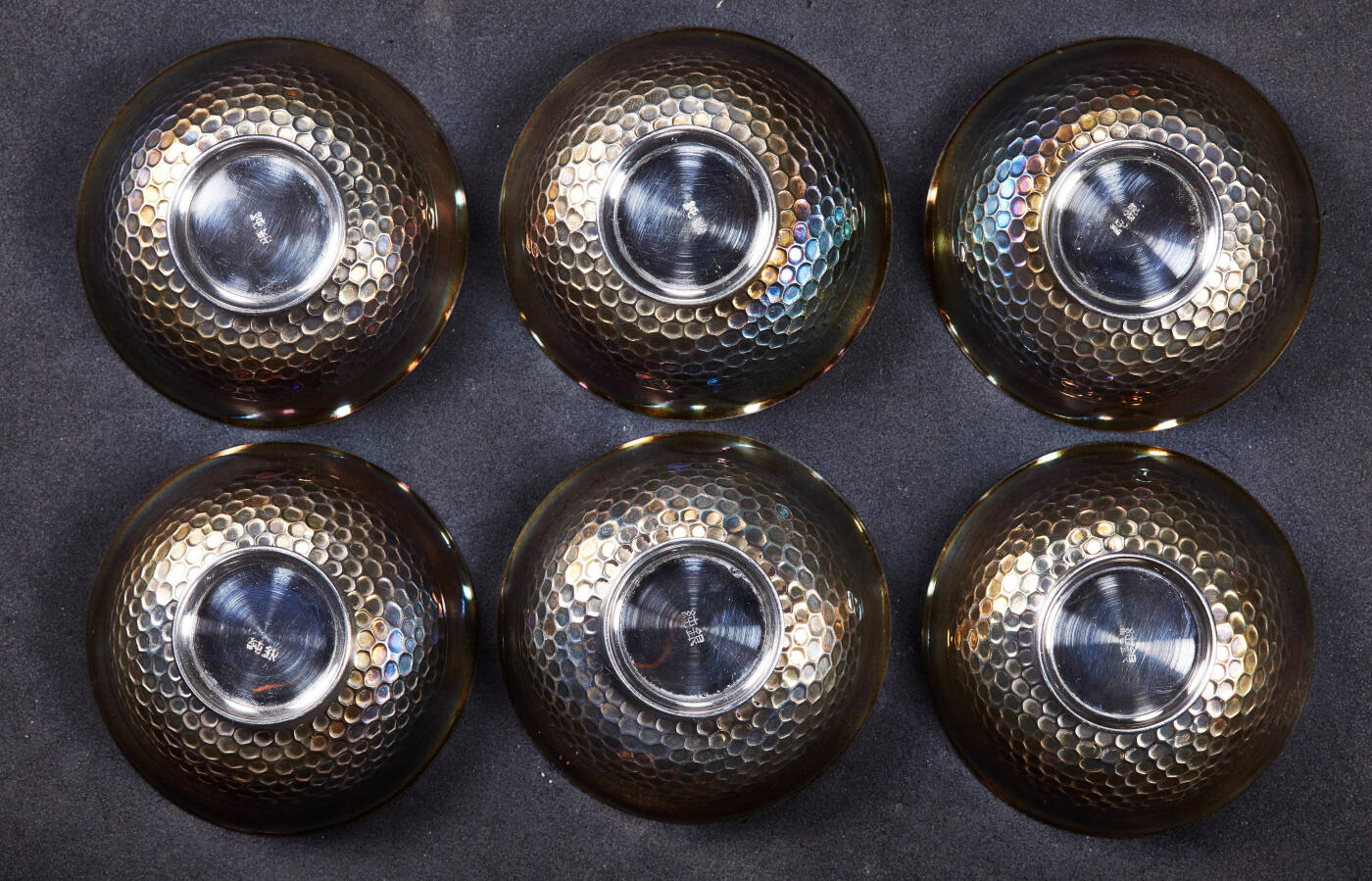 【俄甄集藏】“万象更新、马呈祥瑞”迎新春俄甄精品场-2026年(047)01-21 星期三 晚 19:30 全场包邮 日本大正时期内镀金纯手工捶打纯银古董酒杯6支一套，口径：52mm，高：21mm，总重量：126.47克，999银，五彩包浆