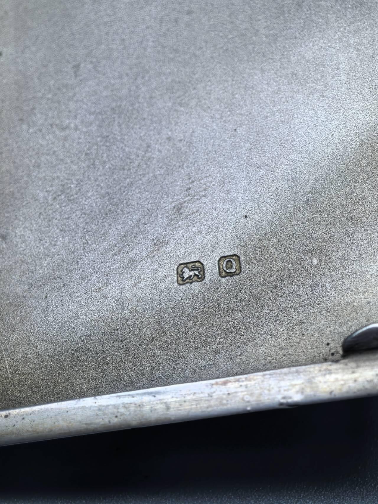 小驴勋章奖章收藏1月17日周六晚六点拍卖（珍爱和平，收藏战争，铭记历史，勿忘国耻，忠党爱国。有偿代拍，送拍规则在简介最后，参拍须阅读规则后再参拍，关系到运费包装发货时效真假辨别等关键信息，拍卖时不再发原图，看大图店主微信码在拍卖店铺介绍里） 英国古董925纯银烟盒，测量为去掉弹力绳重量129.3克