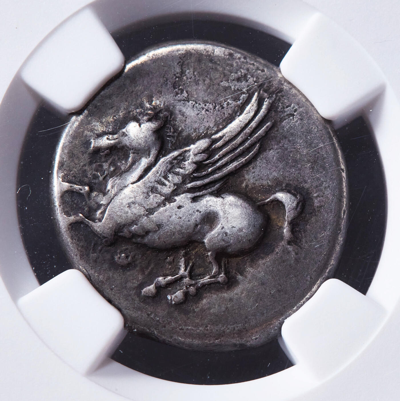 【俄甄集藏】“万象更新、马呈祥瑞”迎新春俄甄精品场-2026年(047)01-21 星期三 晚 19:30 全场包邮 古希腊阿卡纳利亚提雷翁城邦(Thyrrheium)公元前四世纪飞马珀伽索斯1斯塔特雅典娜银币，NGC ChF (Str5/5, Sur4/5)，正面是戴科林斯式头盔的雅典娜面左像，后方一面盾牌；背面为双翼飞马珀伽索斯，重：8.39克，直径：21mm，老藏家收藏匣包浆