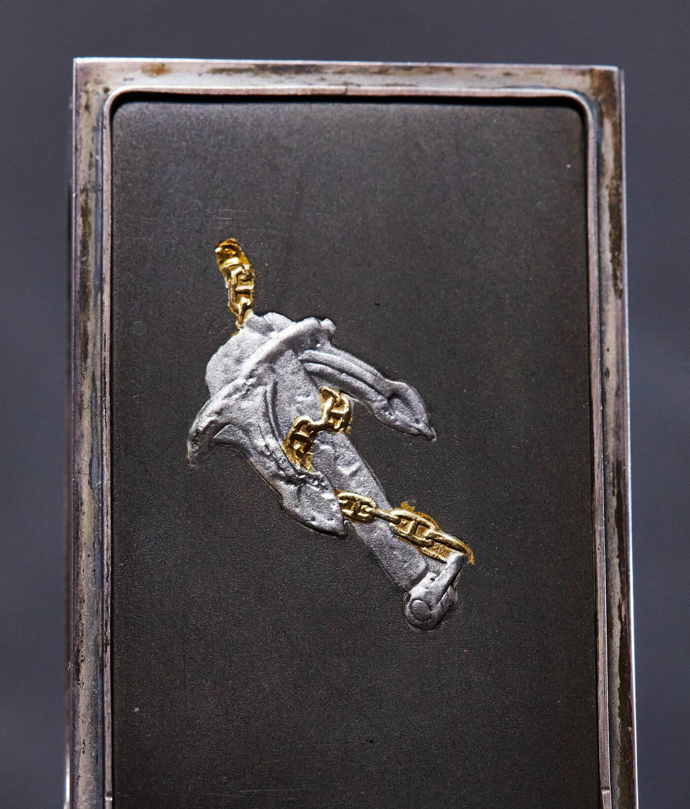 【俄甄集藏】“万象更新、马呈祥瑞”迎新春俄甄精品场-2026年(047)01-21 星期三 晚 19:30 全场包邮 日本昭和六年-九年1931年-1934年九一八事变海军大臣赠品，簪花珐琅彩嵌银工艺古董烟具一套，工艺精湛，分为烟丝盒、烟灰缸、火柴盒三件套，烟丝盒长：106mm，宽：85mm，高：44mm；烟灰缸长：90mm，宽：65mm，高：40mm，火柴盒长：62mm，宽：38mm，高：25mm，总重量：415.4克，内嵌红木，925银