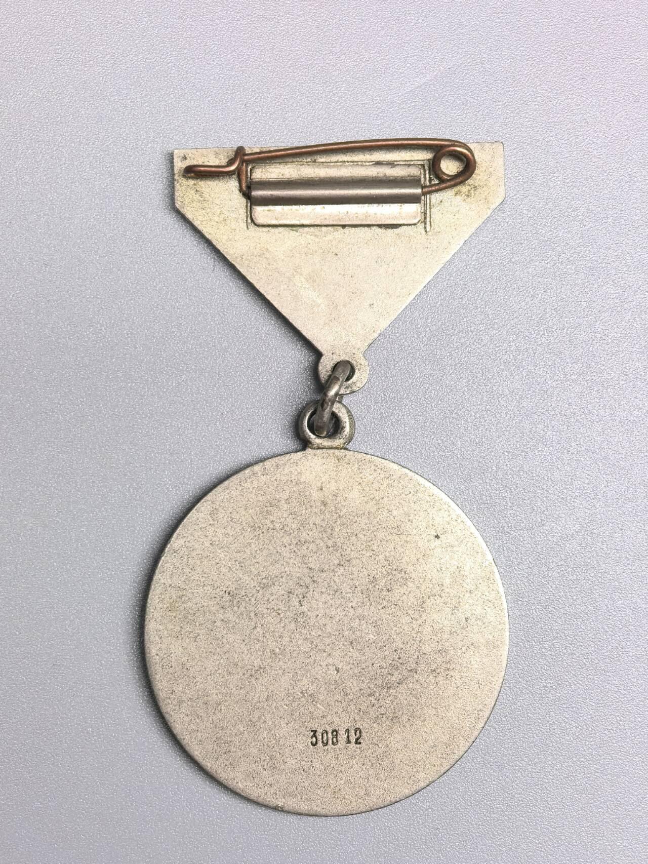 小驴勋章奖章收藏1月17日周六晚六点拍卖（珍爱和平，收藏战争，铭记历史，勿忘国耻，忠党爱国。有偿代拍，送拍规则在简介最后，参拍须阅读规则后再参拍，关系到运费包装发货时效真假辨别等关键信息，拍卖时不再发原图，看大图店主微信码在拍卖店铺介绍里）