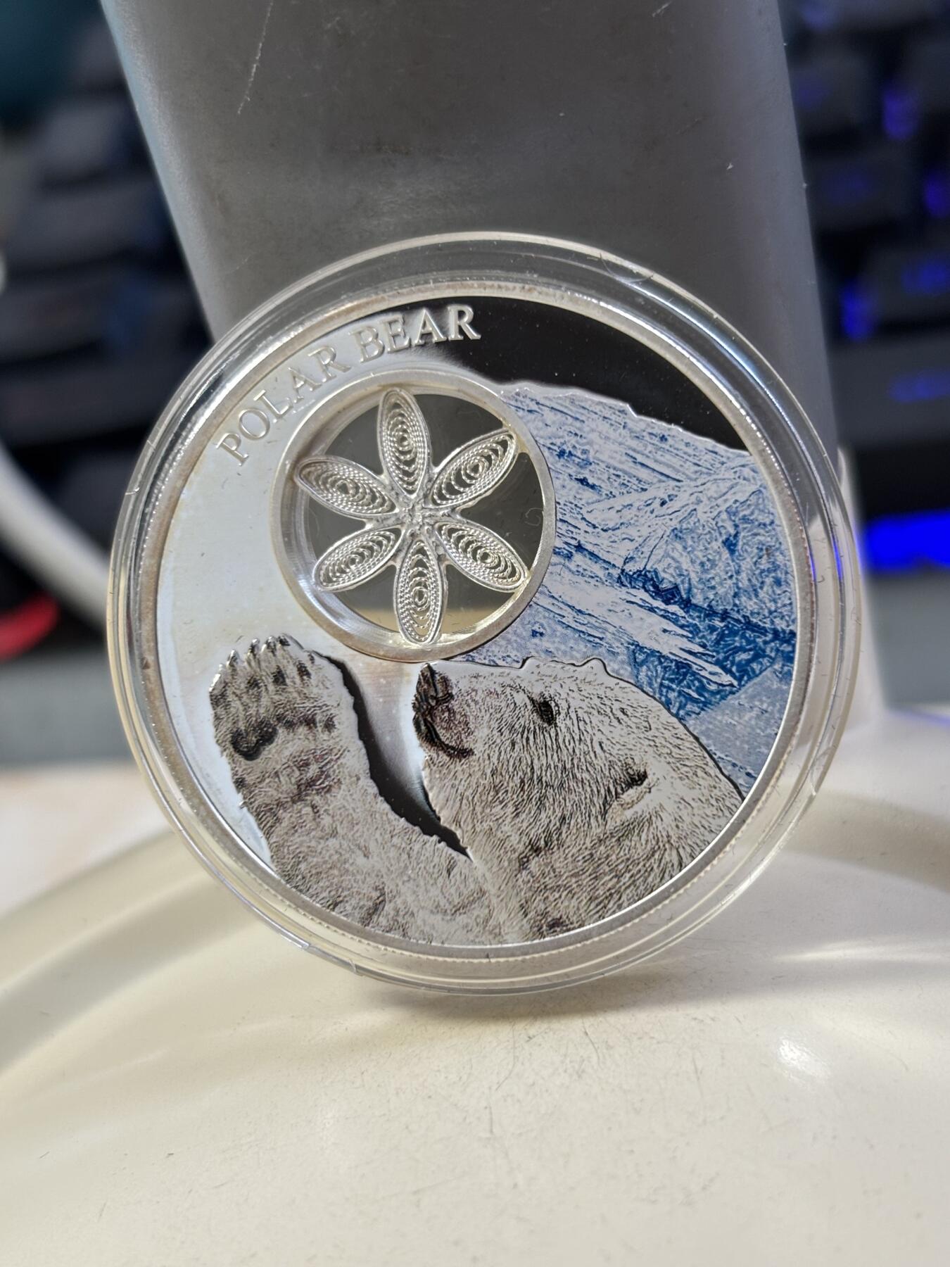 第188期拍卖 托克劳2015年掐丝动物系列北极熊1盎司纪念彩银币，999银，发行1500枚，有氧化