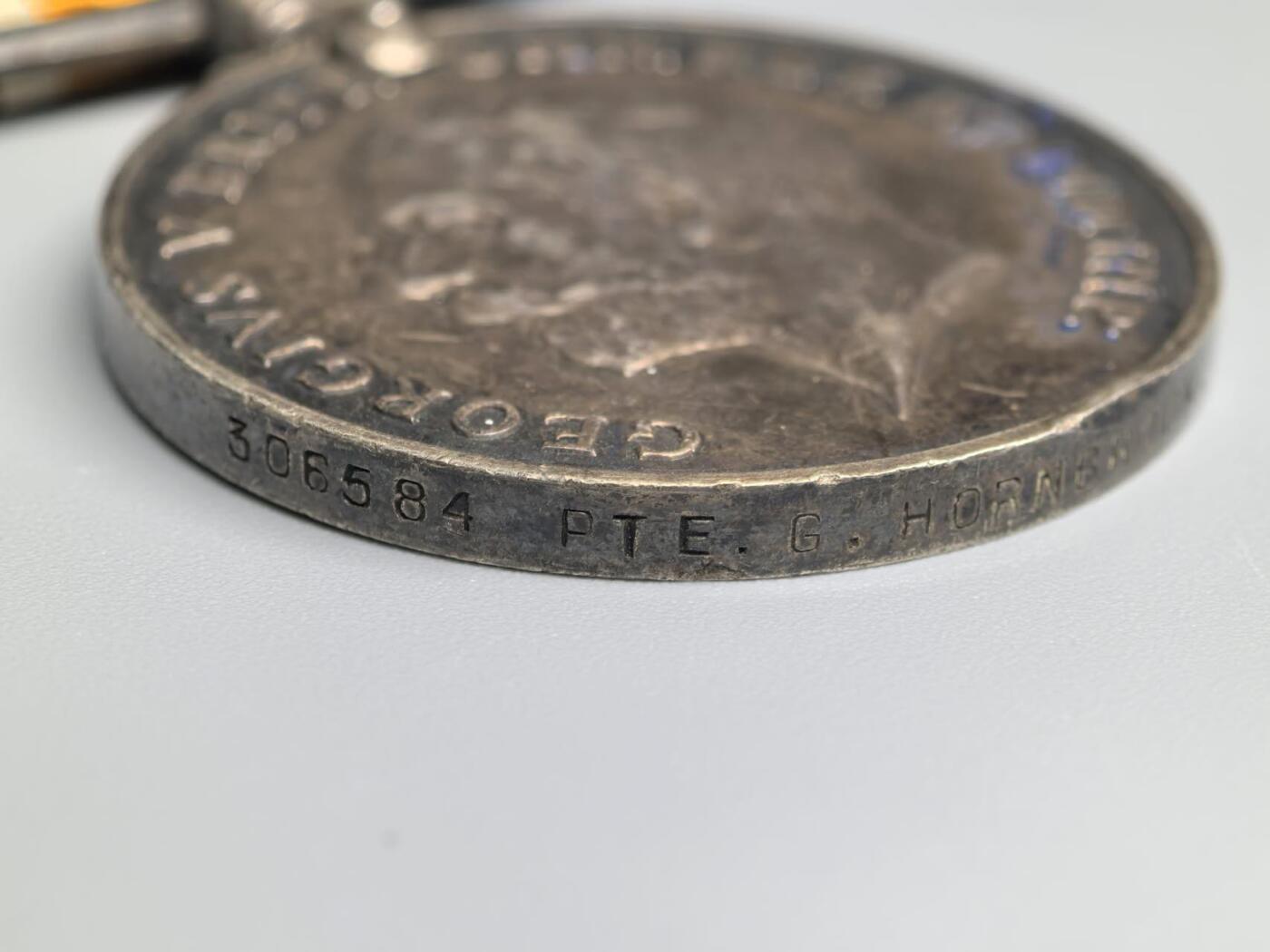 小驴勋章奖章收藏1月17日周六晚六点拍卖（珍爱和平，收藏战争，铭记历史，勿忘国耻，忠党爱国。有偿代拍，送拍规则在简介最后，参拍须阅读规则后再参拍，关系到运费包装发货时效真假辨别等关键信息，拍卖时不再发原图，看大图店主微信码在拍卖店铺介绍里） 英国一战纪念章，银质带边铭，边显示授予兰开斯特燧发枪团士兵。