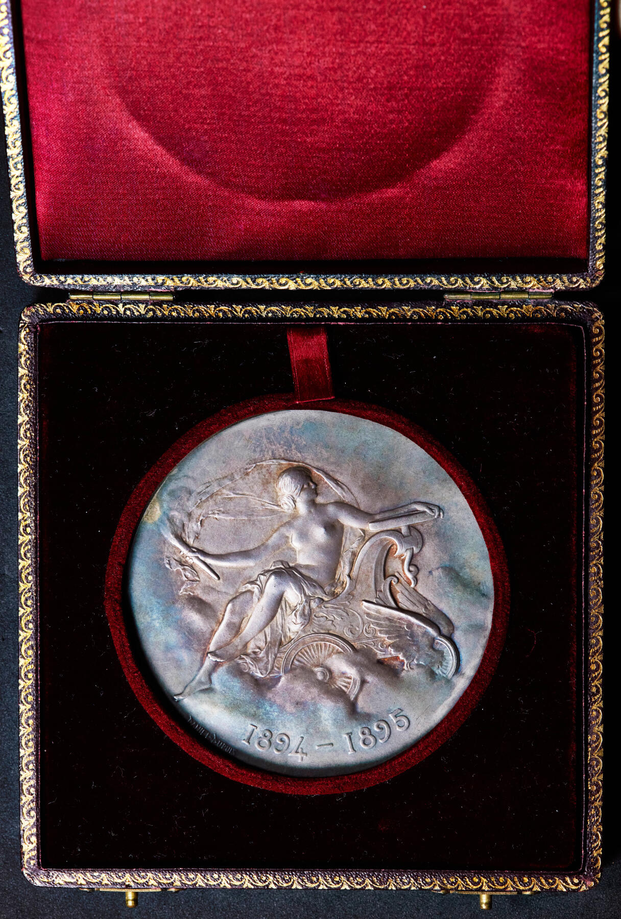 【俄甄集藏】“万象更新、马呈祥瑞”迎新春俄甄精品场-2026年(047)01-21 星期三 晚 19:30 全场包邮 法国1895年新艺术运动时期汽车俱乐部协会大型银质奖章，原盒，直径：68mm，克重：134.4克，名家查普林作品，磨砂五彩包浆，授予阿尔伯特·切斯内尔，丰饶角铭，品相完美