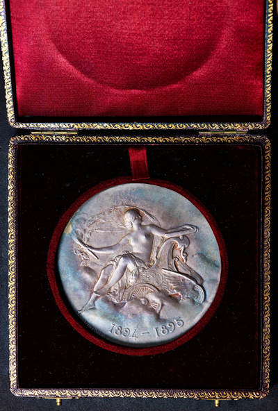 【俄甄集藏】“万象更新、马呈祥瑞”迎新春俄甄精品场-2026年(047)01-21 星期三 晚 19:30 全场包邮 - 法国1895年新艺术运动时期汽车俱乐部协会大型银质奖章，原盒，直径：68mm，克重：134.4克，名家查普林作品，磨砂五彩包浆，授予阿尔伯特·切斯内尔，丰饶角铭，品相完美