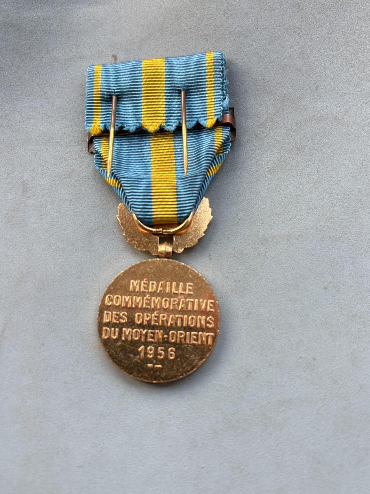 盛世勋华——号角文化勋章邮票专场拍卖第299期 法国第二次中东战争奖章 带中东铭条 授予1956年苏伊士运河事件中和英军一起占领埃及苏伊士运河运河并与埃军作战的法军，总量不超过一万枚，数量很少，是法国数量最少的战役章之一， 巴黎造币局造带厂标 铜镀金